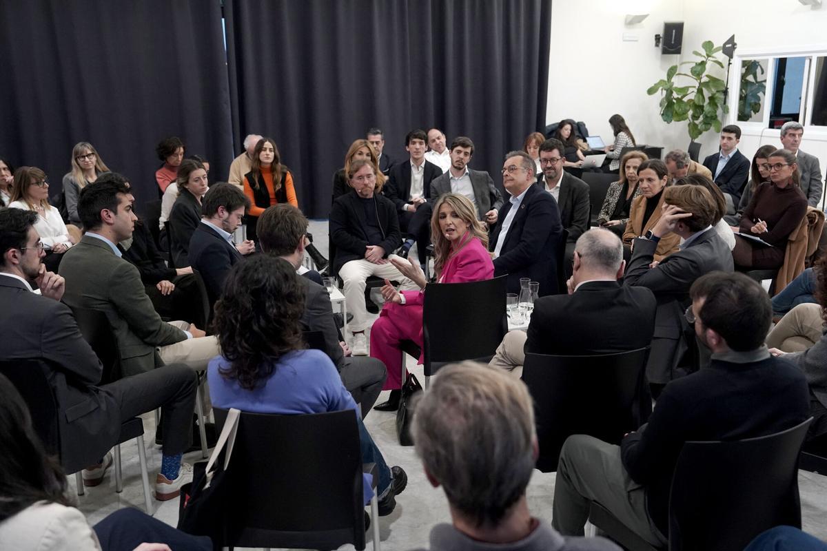 Madrid. 18.02.2026. Diálogos (im)posibles. Yolanda Díaz y Sacha Michaud, Glovo. El Periódico y beBartlet