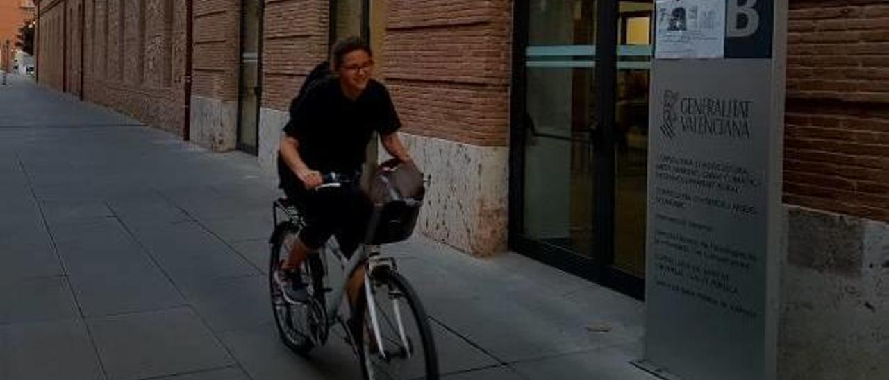 La consellera Elena Cebrián, en bicicleta el pasado mes de septiembre.