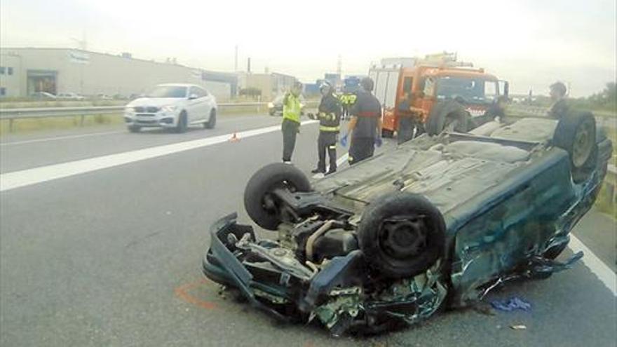 Un conductor fallece en un choque con un camión en la A-2