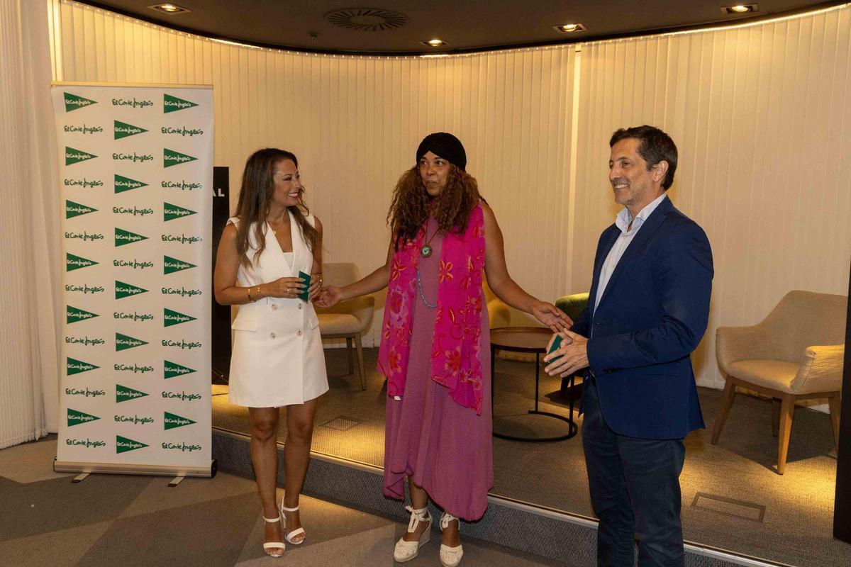 La directora del Festival Carla Vallet en el centro Junto a Silvia Aguilar, directora de comunicación de Corte Inglés y Ángel Angulo gerente de INFORMACIÓN