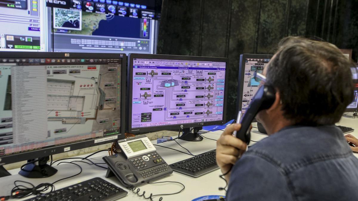 Un trabajador de Aguas de Alicante, en la sala de control, en imagen de archivo