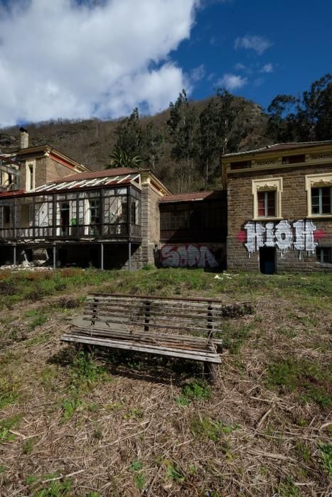 Pintadas y deterioro del Sanatorio de Bustiello