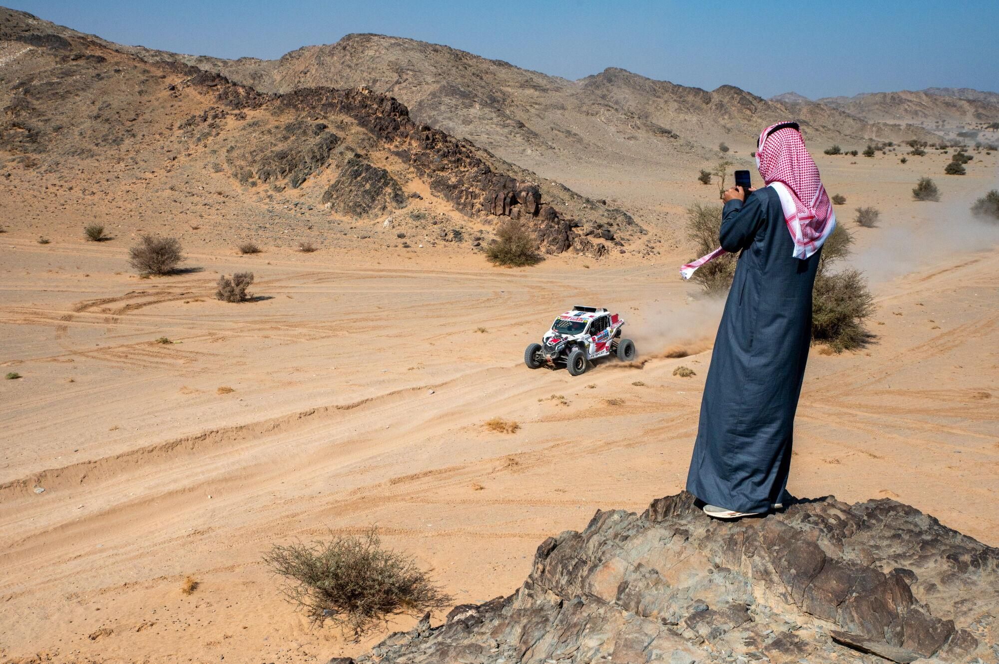 EA1274. RIYADH (ARABIA SAUDÍ), 13/01/2025.- Hasan Alsadadi de Arabia Saudita y Marcin Pasek de Polonia compiten en su BRP Can-Am Maverick XRS Turbo RR para R-X Sport durante la octava etapa del Rally Dakar 2025 de Al Duwadimi este lunes en Riad (Arabia Saudita). EFE/EPA/ Marie Hessel. -FOTODELDÍA-