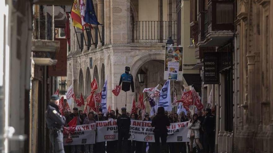 Agentes de la Policía Municipal se manifiestan a la salida de la Plaza Mayor