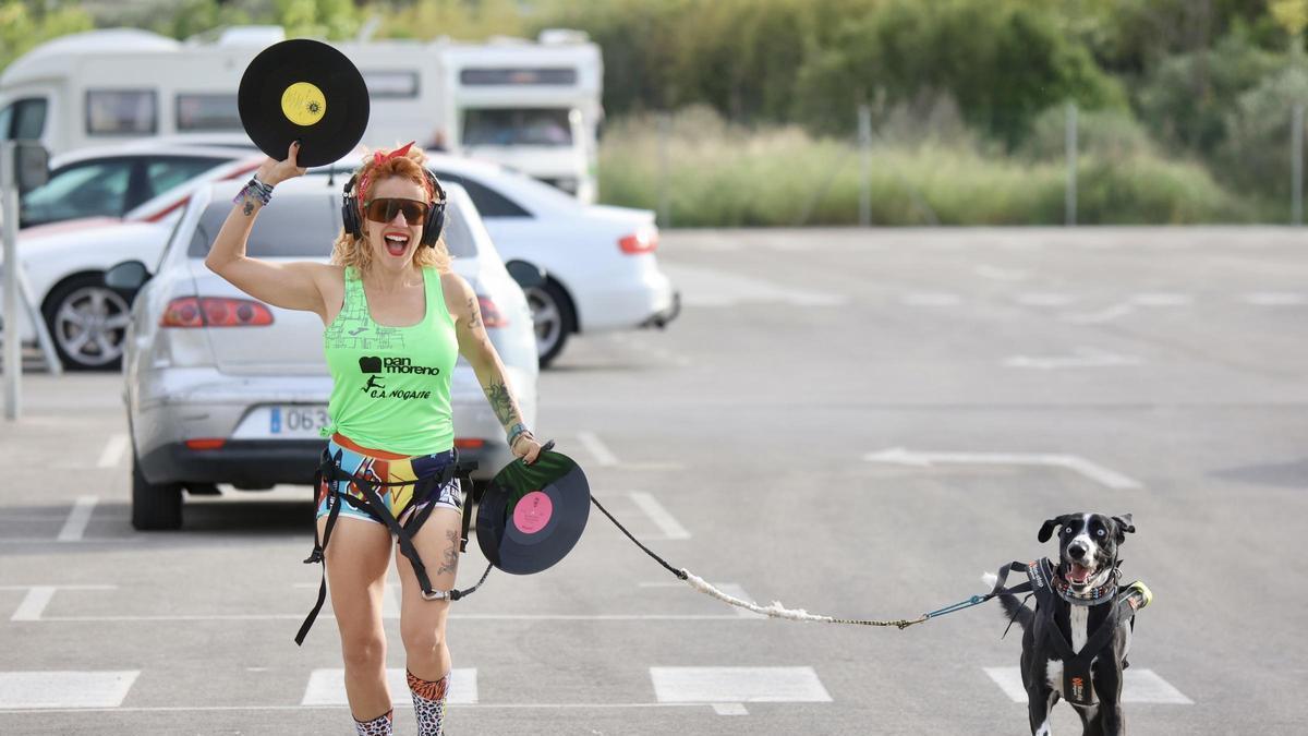 Sara Shiri, corredora, DJ y profesora, con su perra Cari