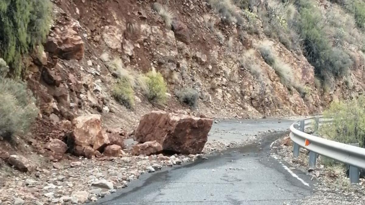 Desprendimiento que obligó a cortar la carretera que conecta La Atalaya de Santa Brígida con Telde | | LP/DLP