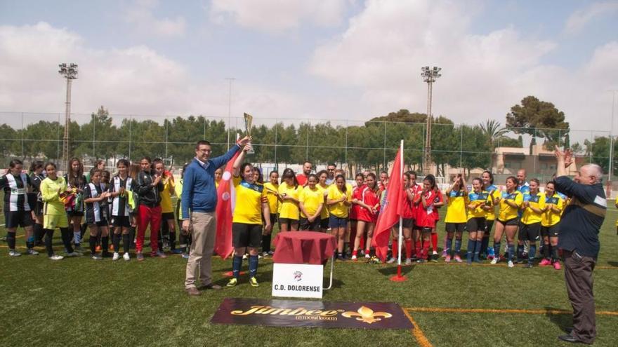 El Dolorense femenino, levantando el trofeo.