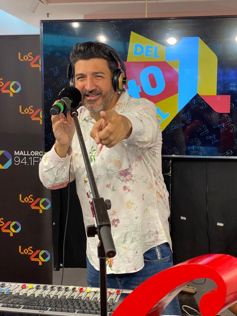 Ana Mena, premiada en Los40 Music Awards 2021, en Porto Pi con Tony Aguilar