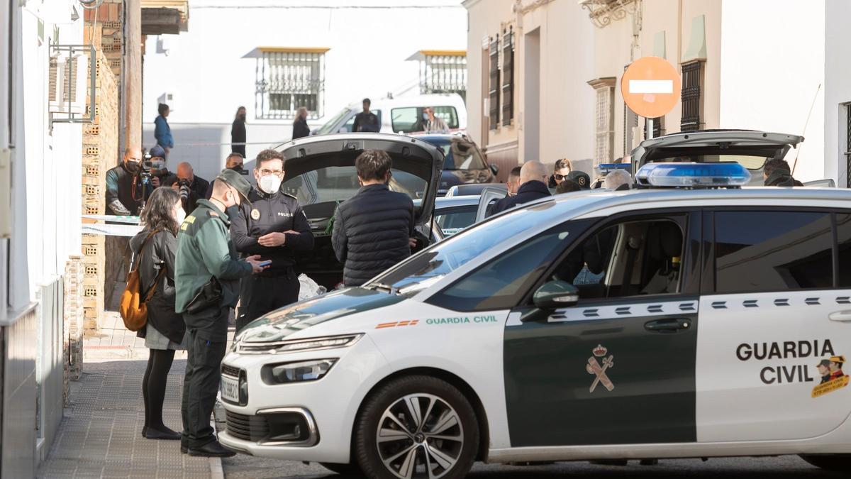 La Guardia Civil en el lugar del crimen.