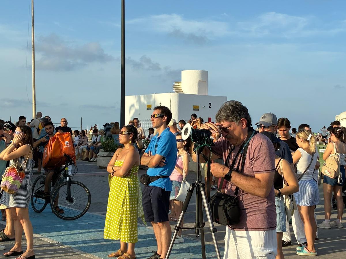 Personas observando el eclipse en el punto oficial de la Malva-rosa. Personas observando el eclipse en el punto oficial de la Malva-rosa.