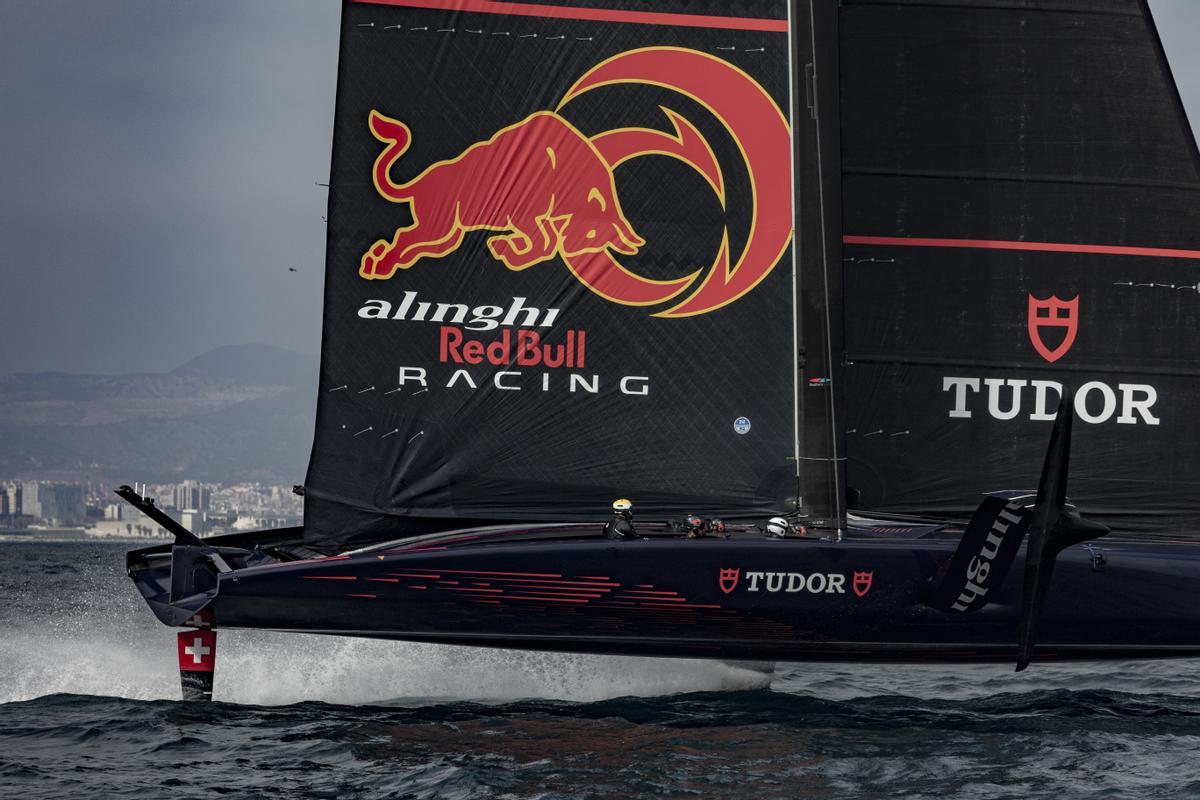 El Alinghi Red Bull Racing de la Copa América entrena en Barcelona