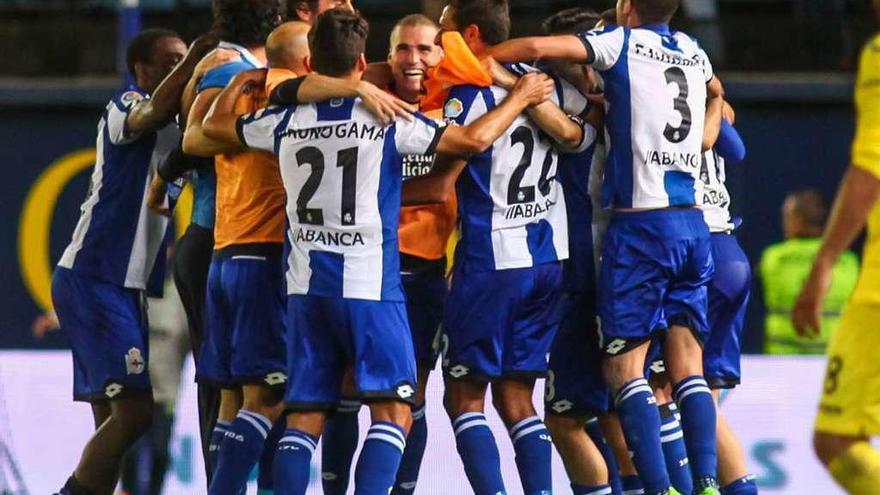 Los jugadores celebran sobre el césped del Estadio de la Cerámica la permanencia el curso pasado.