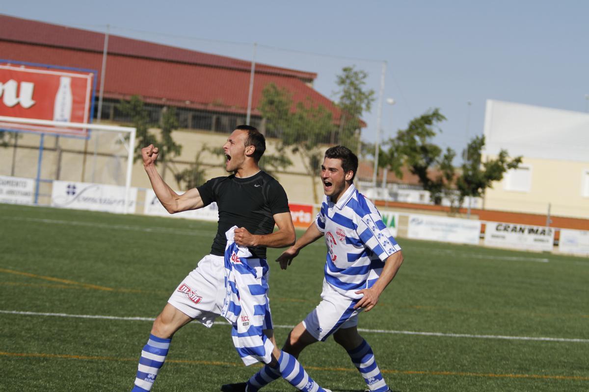 Un joven Fran Gómez celebra un gol con el Arroyo, en 2010.