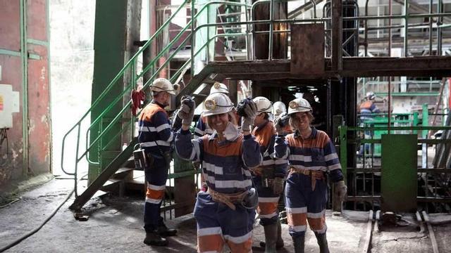 Visitantes del pozo Sotón, a la salida de la jaula de la explotación.