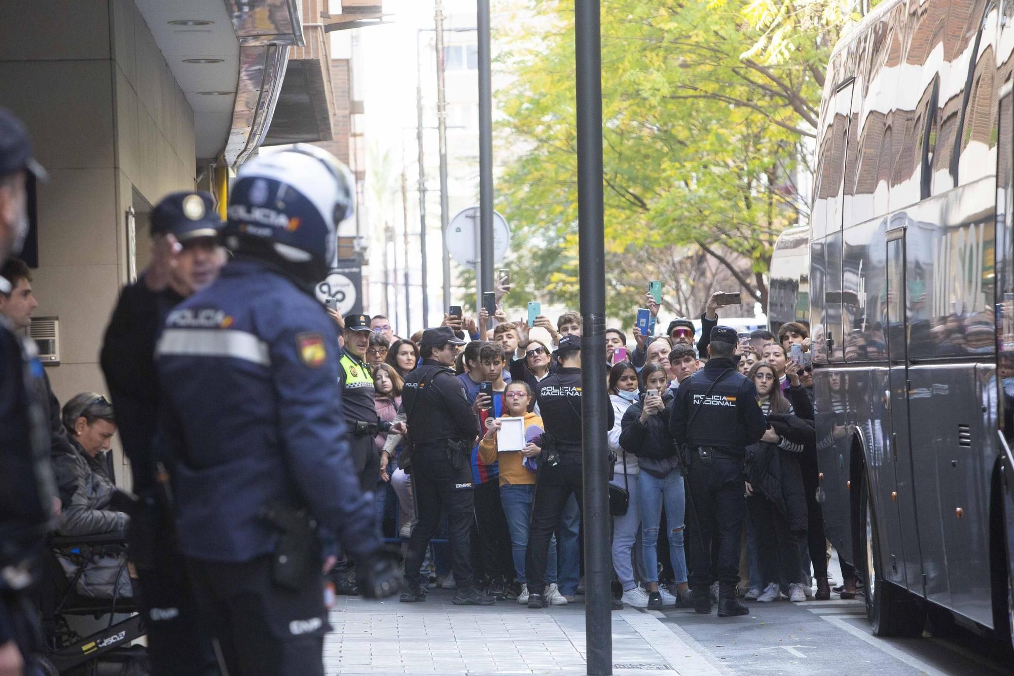 Gran expectación en Alicante por la llegada del Barça