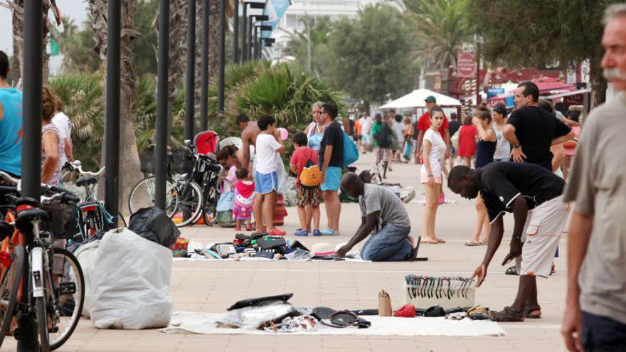 Venedors ambulants al passeig de Roses