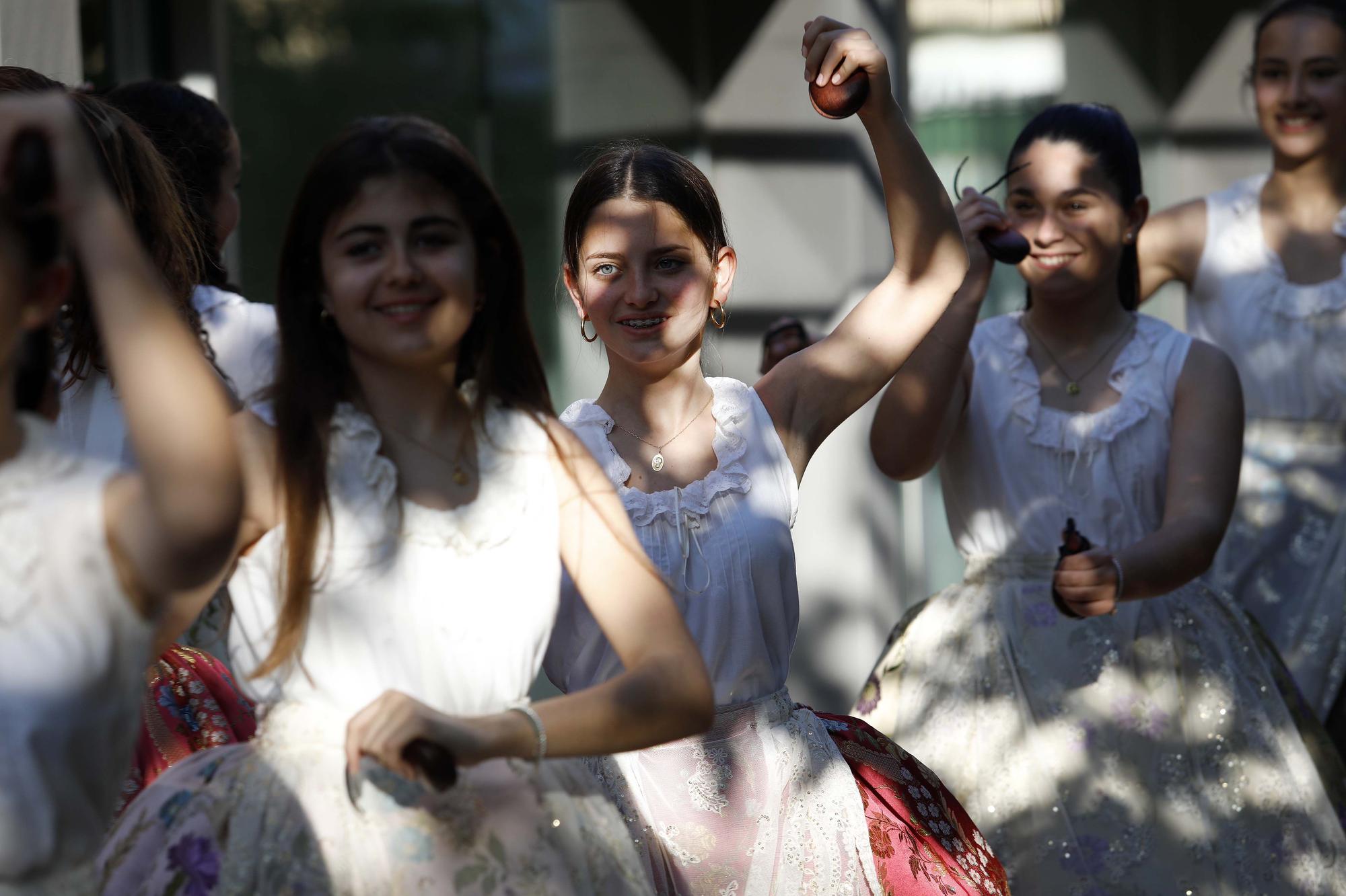 Las falleras infantiles de 2020-2021 y 2022 ensayan la "Dansà"