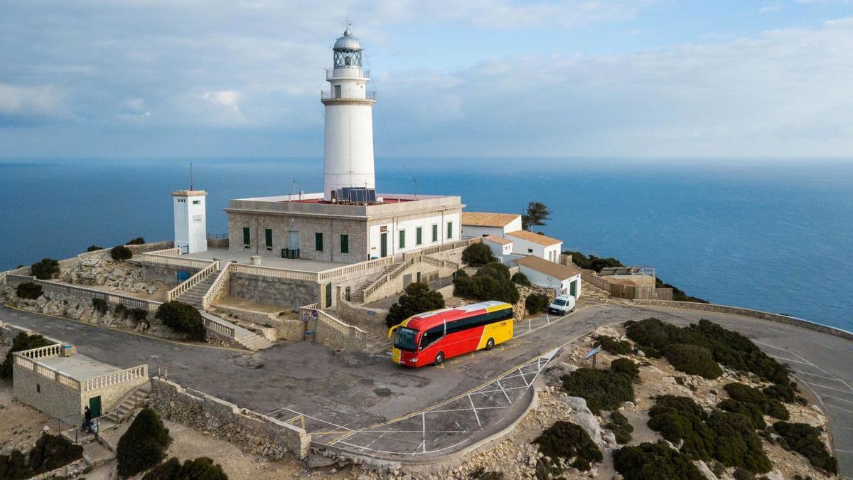 Ein TIB-Bus vor dem Leuchtturm von Formentor, einem der Wahrzeichen der Insel.  | FOTO: CONSELL DE MALLORCA