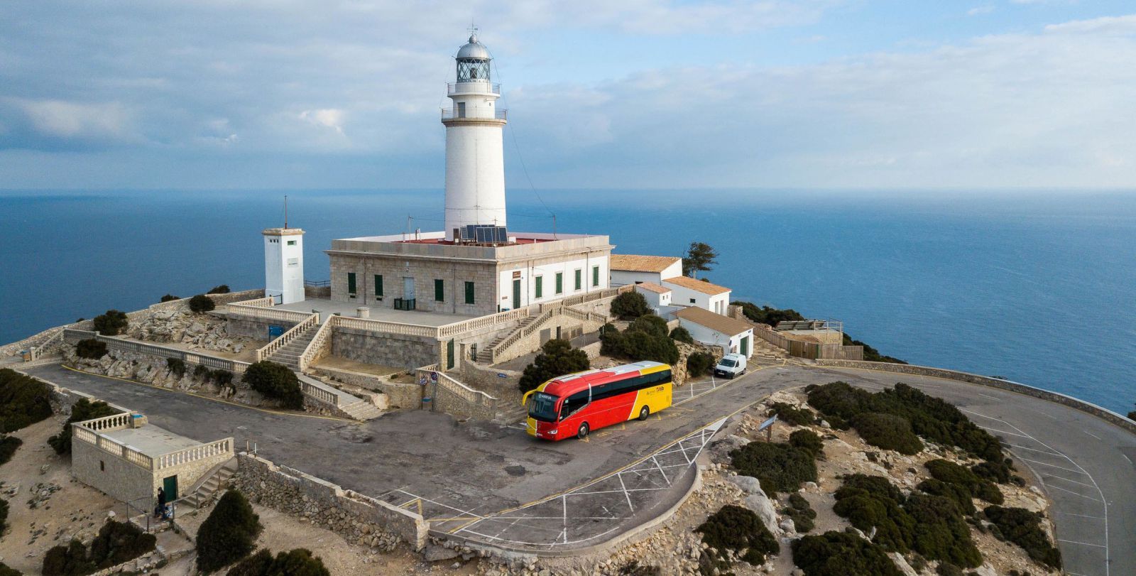 Ein TIB-Bus vor dem Leuchtturm von Formentor, einem der Wahrzeichen der Insel.  | FOTO: CONSELL DE MALLORCA