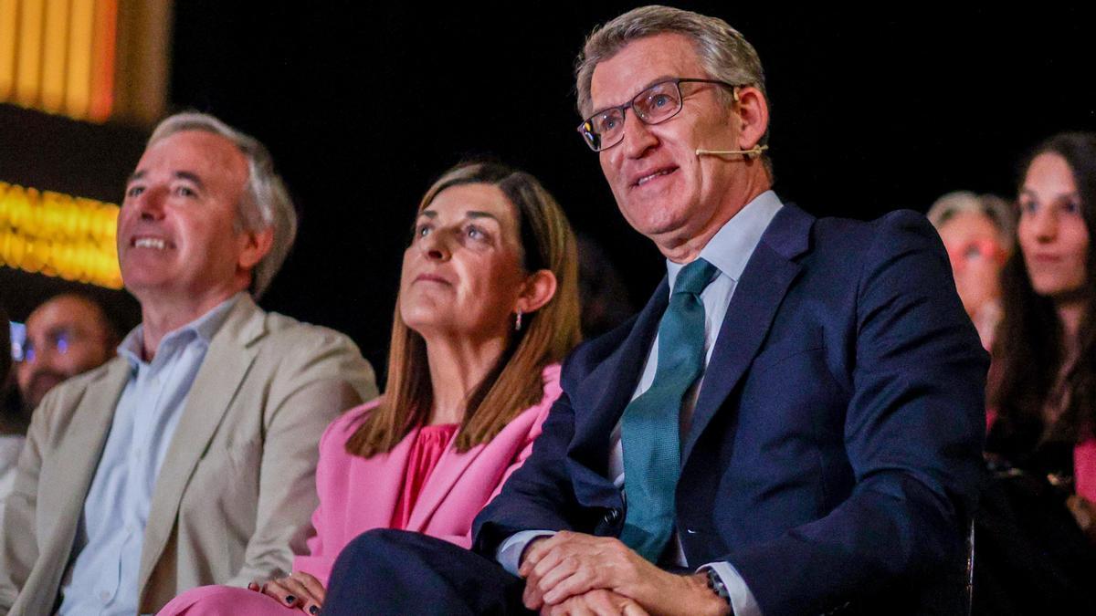 El presidente del Gobierno de Aragón, Jorge Azcón; la presidenta de Cantabria, María José Sáenz de Buruaga y el presidente del PP, Alberto Núñez Feijóo.