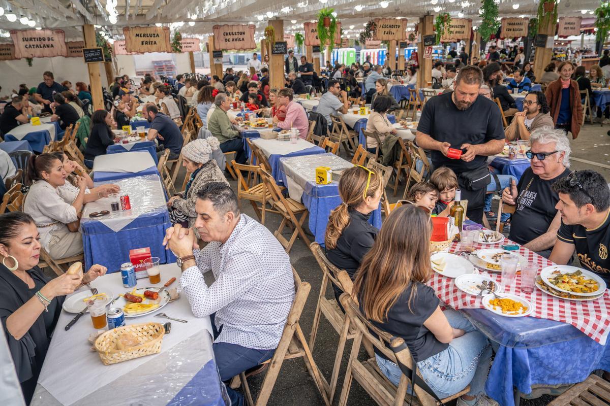 La primera Feria de Abril de Barcelona con entrada de pago rebaja la afluencia y levanta ampollas