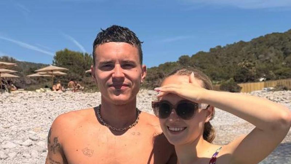 Imagen con el actor Aaron Piper en la playa publicada en redes sociales por la joven.
