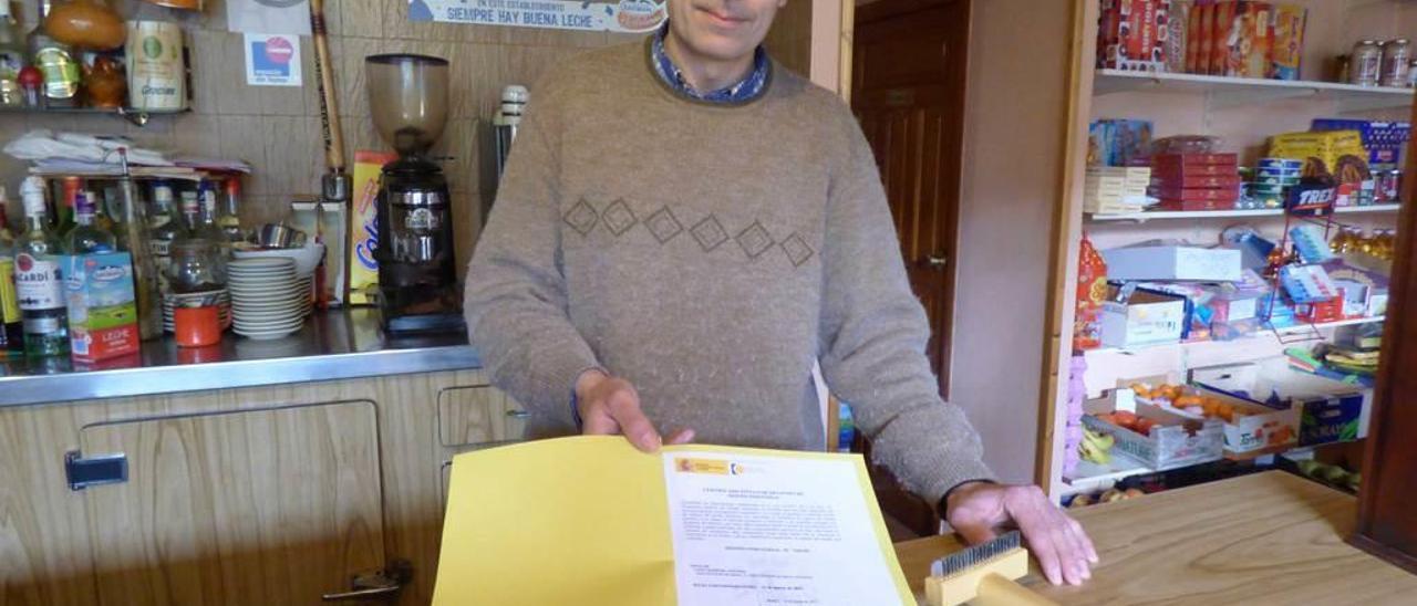 Antonio López, con el certificado de la patente y el utensilio.