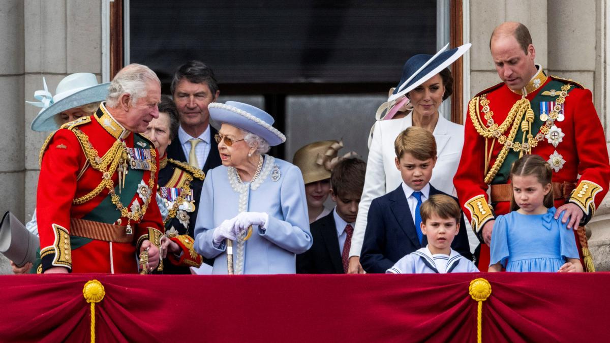 Isabel II, con sus herederos más directos, en el balcón de Buckingham, en el Trooping the Colour del Jubileo de Platino de la reina, el pasado mes de junio.