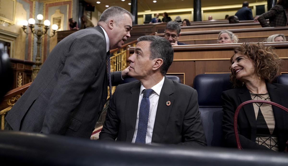 El presidente del Gobierno, Pedro Sánchez, conversa con el secretario de Organización del PSOE, Santos Cerdán, y la vicepresidenta primera, María Jesús Montero, este miércoles en el Congreso.