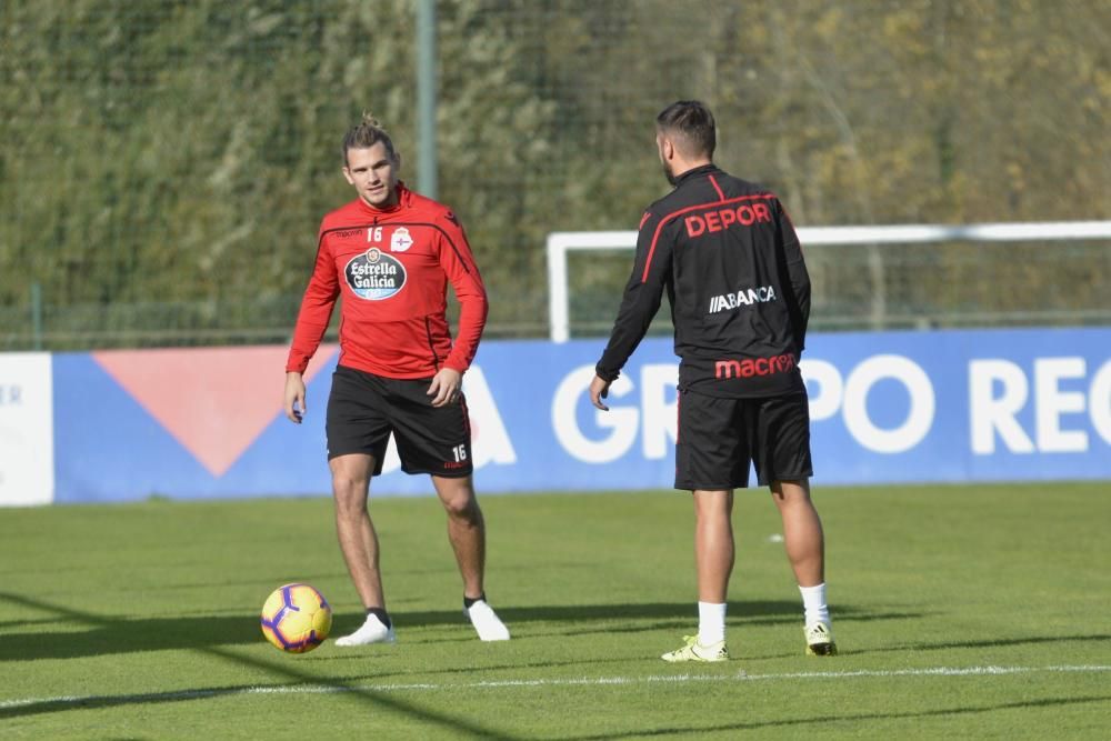 El técnico dispuso un entrenamiento táctico con diversas instrucciones para sus jugadores, quienes ensayaron acciones a balón parado.