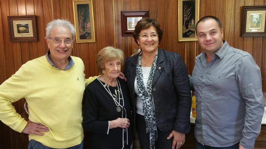 Maria Viñas rep la Medalla Centenària de la Generalitat