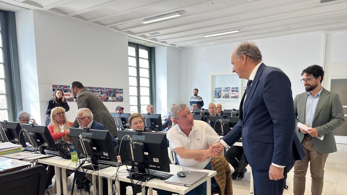 El consejero de Digitalización, Miguel López-Valverde, durante su visita a un centro de formación
