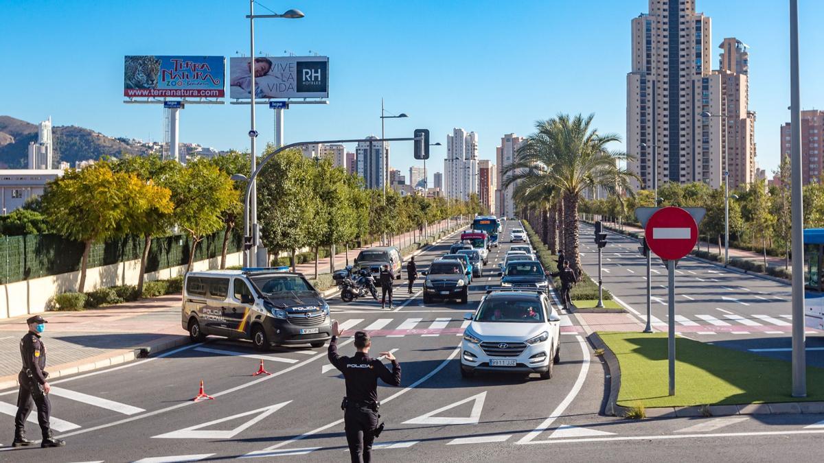 Los controles policiales provocan colas kilométricas en Alicante
