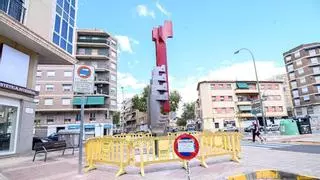 La escultura de Salvador Soria que retiró el bipartito de PP y Vox para poner otra de la Venida de la Virgen vuelve a las calles de Elche
