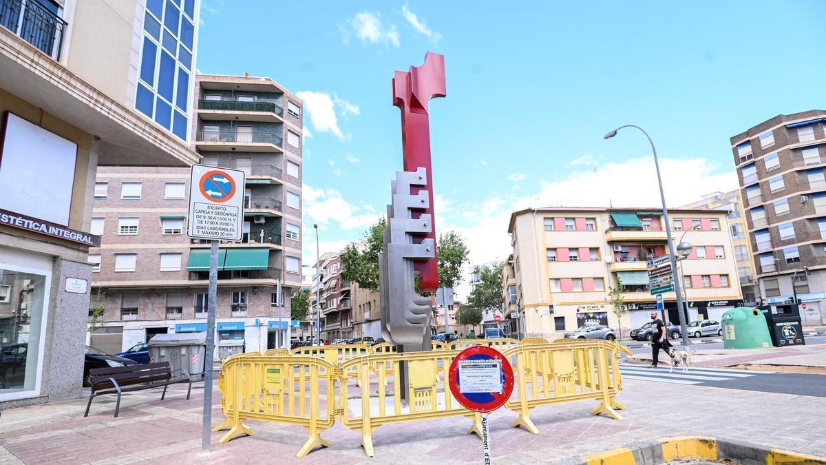 La escultura de Salvador Soria ya tiene nueva ubicación en la Calle Pedro Juan Perpiñán en Elche