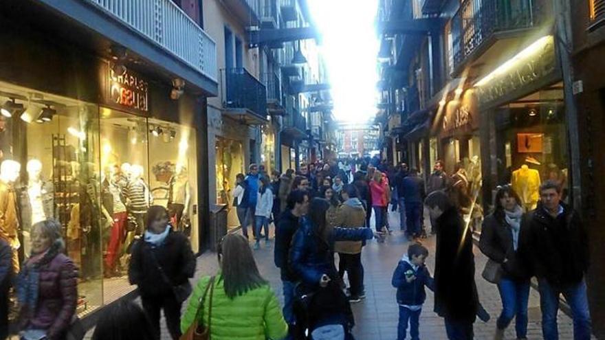 Turistes passejant per Puigcerdà el cap de setmana passat