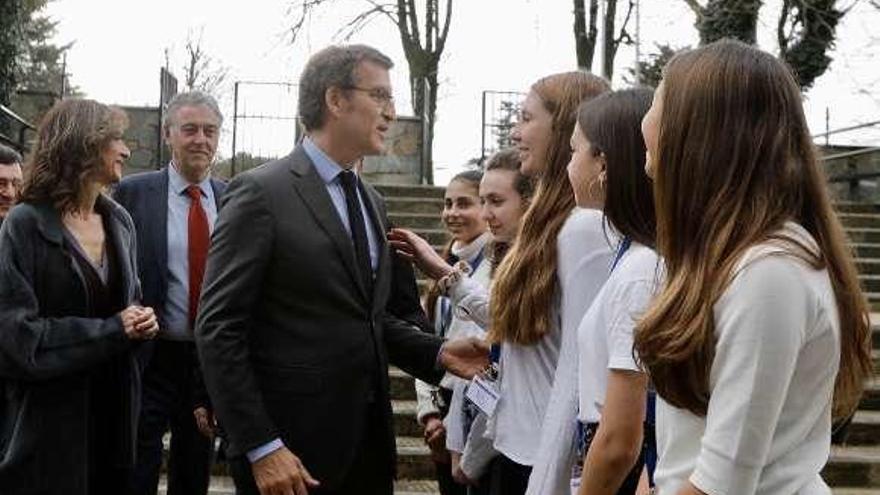 Feijóo saludando a alumnas del instituto Xelmírez I. // FdV