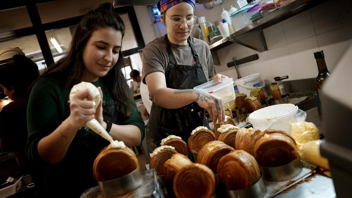 El &#039;New York Roll&#039; es el producto viral de la cafetería Novo Mundo y se reparte en tres tandas, durante los días entre semana, y desde que abre la tiendas hasta que se terminan, durante los fines de semana.