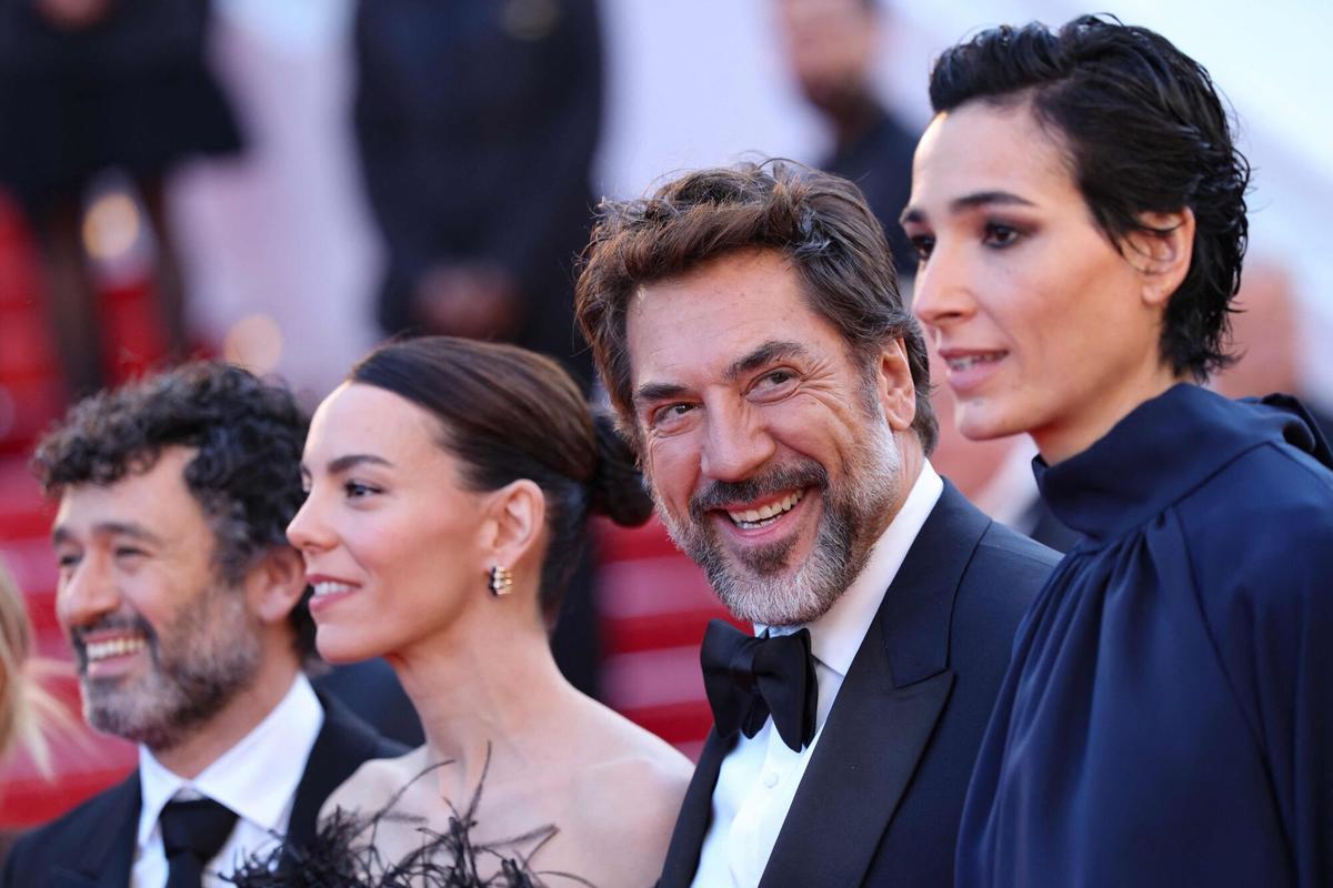 El director de cine español Rodrigo Sorogoyen, la actriz española Victoria Luengo, el actor español Javier Bardem y la guionista española Isabel Peña llegan a la proyección de la película 'El ser querido' en la 79.ª edición del Festival de Cine de Cannes, en Cannes, en el sur de Francia, el 16 de mayo de 2026