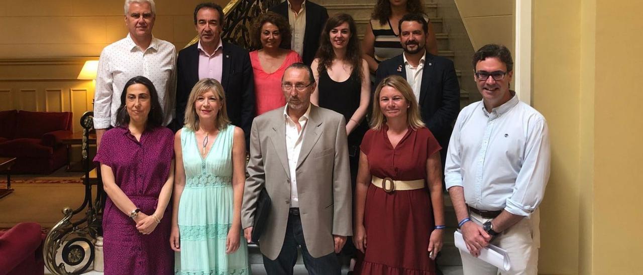 Representantes de todos los partidos, junto al presidente del Consejo Asesor, en el Parlament. | G.P.