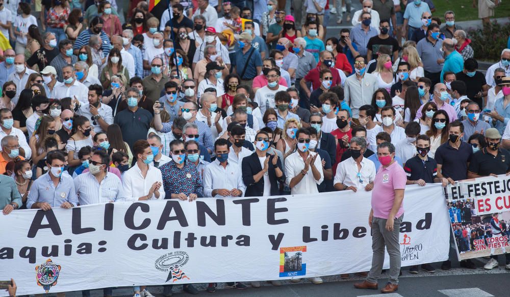 Más de un millar de personas se manifiestan en la puerta de la Plaza de Toros de Alicante por la Tauromaquia.