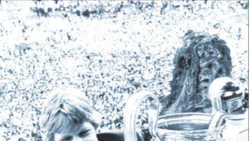 Spink, con la Copa de Europa, durante la celebración.