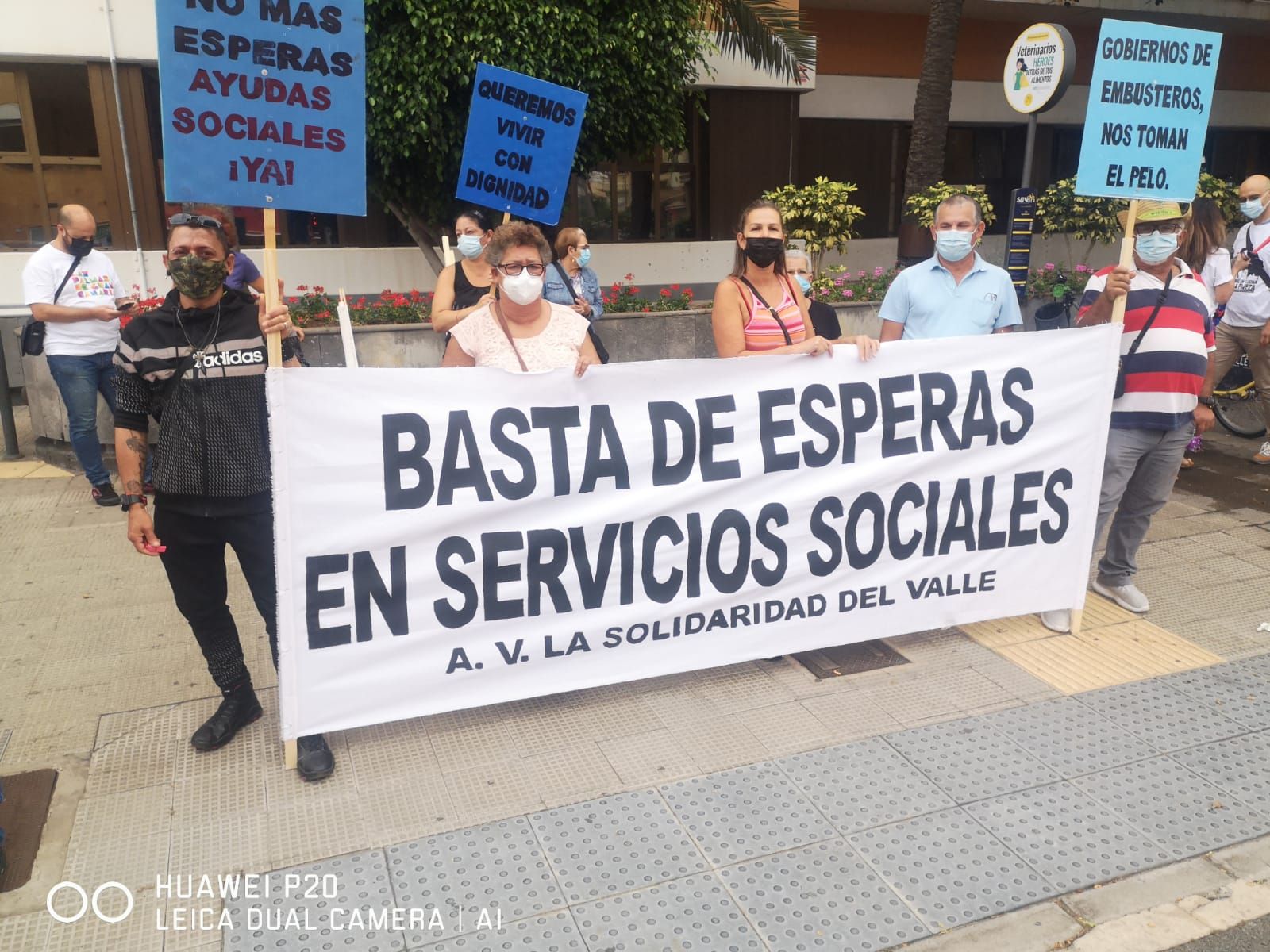 Concentración de vecinos de Jinámar ante las oficinas municipales de Las Palmas de Gran Canaria