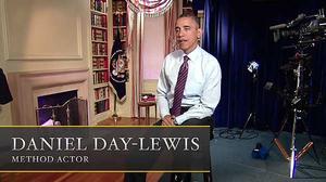Barack Obama participa en aquest tràiler del director de cine Steven Spielberg sobre una pel·lícula sobre el mateix Obama. Spielberg assegura que Daniel Day Lewis encarnarà el president dels EUA, però al tràiler és el mateix Obama qui fa de Daniel Day Lewis. El vídeo es va fer públic durant el sopar de corresponsals a la Casa Blanca.