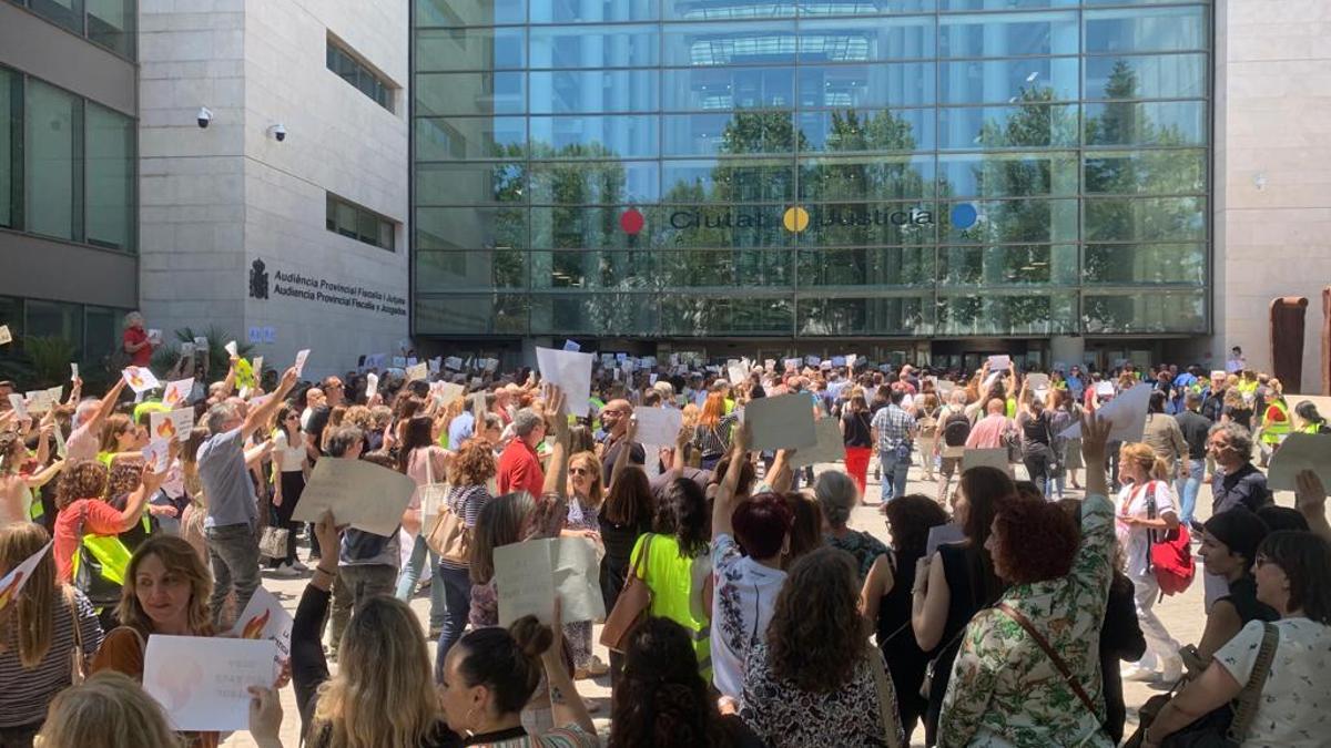 Funcionarios de huelga este viernes en la Ciudad de la Justicia de València