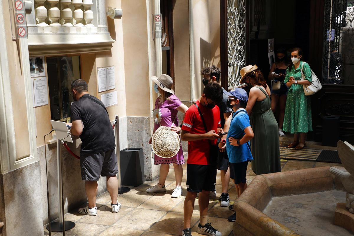 Valencia. Turistas en las taquillas del Museo Nacional de Ceramica.