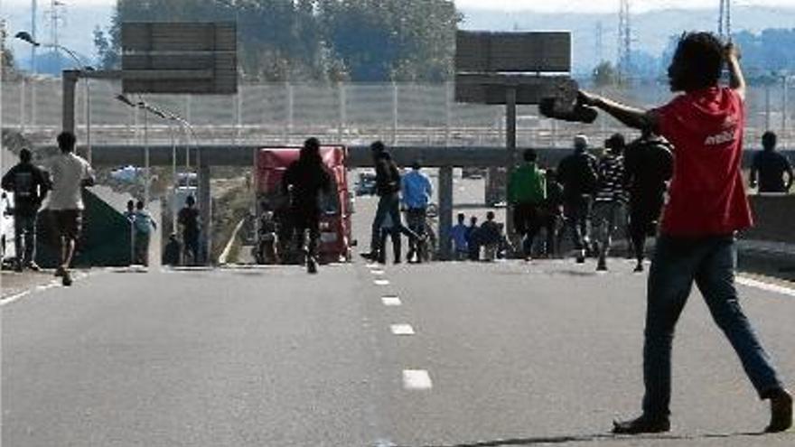 Enfrontaments entre policies i refugiats a Calais