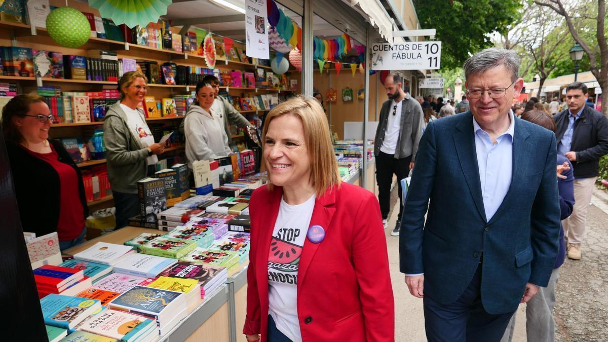 Pilar Bernabé y Ximo Puig, este viernes en la Fira del Llibre.