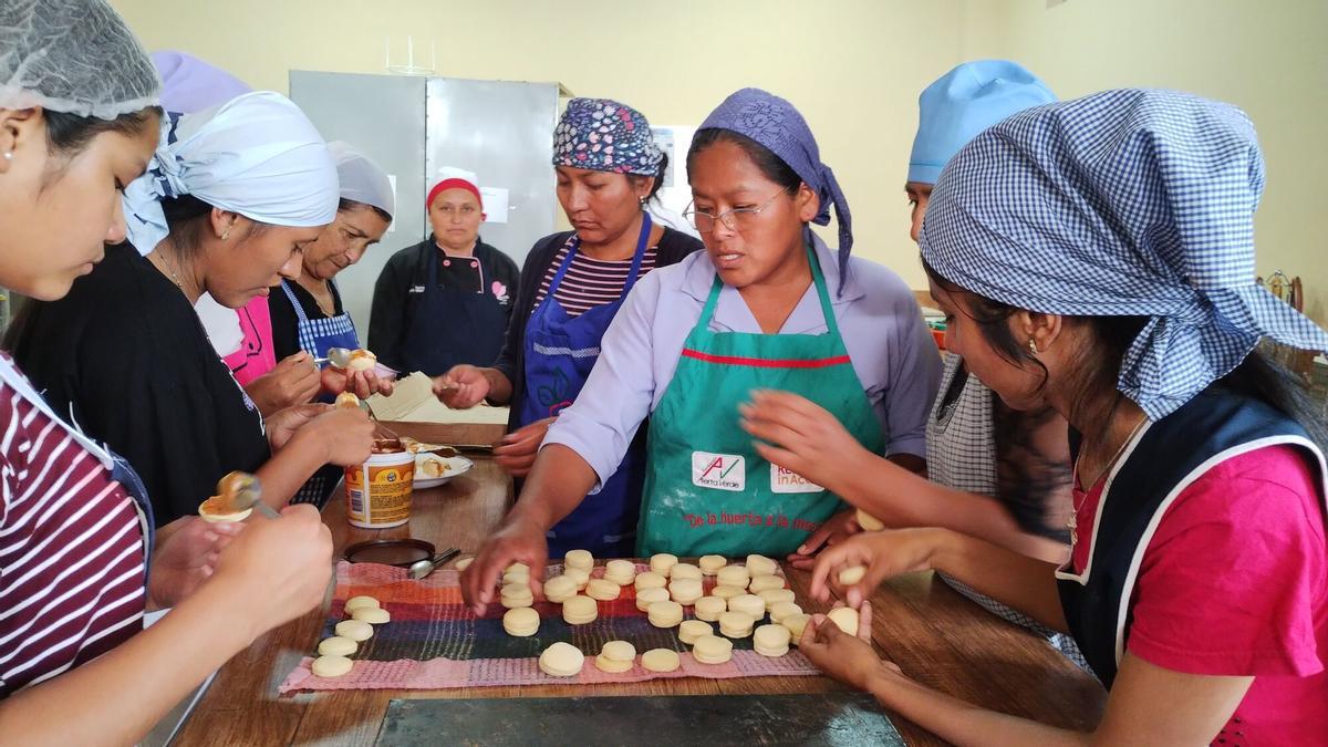 Mujeres del plan 'Manos a la Masa' trabajando, en Ecuador.