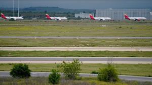 Aviones varados y sin actividad en la terminal 4 del aeropuerto de Madrid-Barajas esta semana.